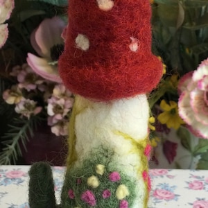 Handmade, needle felted, fairy house, toadstool. imagem 6