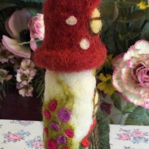 Handmade, needle felted, fairy house, toadstool. imagem 2