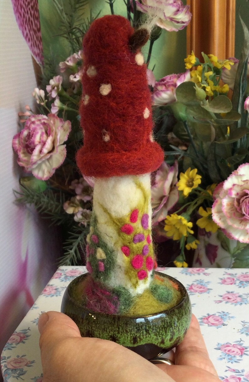 Handmade, needle felted, fairy house, toadstool. imagem 8