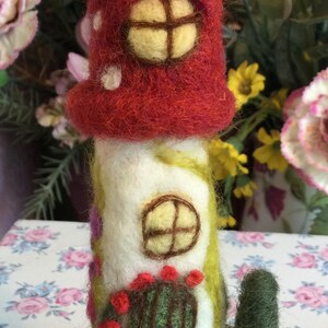 Handmade, needle felted, fairy house, toadstool. imagem 9