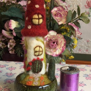 Handmade, needle felted, fairy house, toadstool. imagem 4