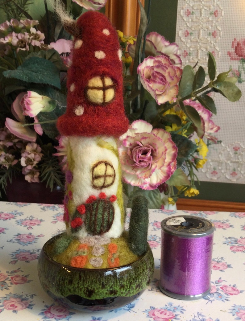 Handmade, needle felted, fairy house, toadstool. imagem 4