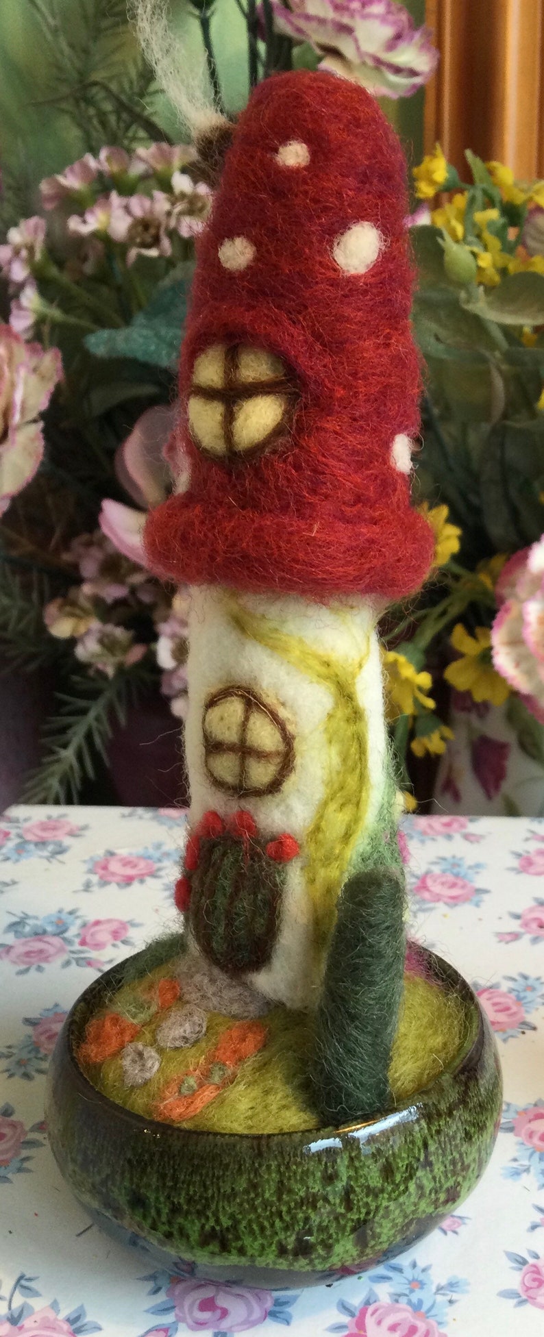 Handmade, needle felted, fairy house, toadstool. imagem 3