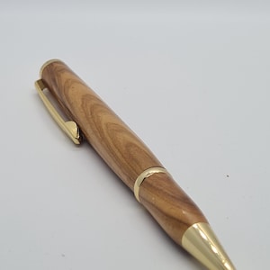 Olivfarbener Holzstift, Drehmechanik.  (Schlüssel 24I)