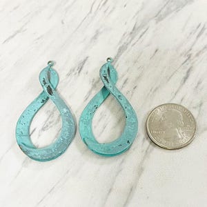 Patina Twisted Hoop Hänge - Rustik Mässing Infinity Charm - Boho Smyckestillbehör - Set om 2