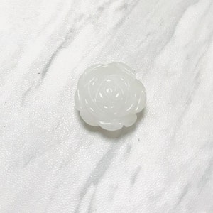 Colgante de flor tallada de jade blanco de 25 mm