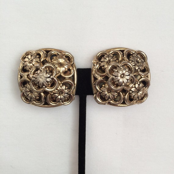 Vintage Cut Out Flower Design Clip Gold Tone Earr… - image 4