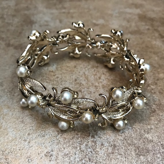KRAMER 1960 Pearl Gold Tone Leaf Bracelet