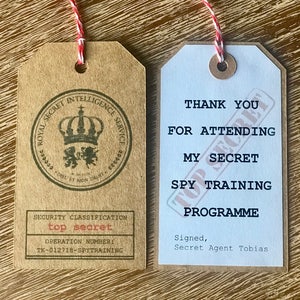 Tag favore compleanno spionaggio fatto a mano, tag borsa favore, compleanno detective, tag favore spia, compleanno 007, compleanno James Bond, festa agente segreto