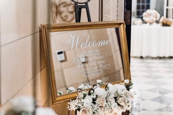 Segno Di Benvenuto Personalizzato In Acrilico Dorato A Specchio Per Matrimoni – Aggiungi Nomi Sposi, Data E Auguri, Dimensioni 29x40.6 A 40x55.9 Cm