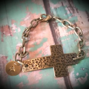 Aangepaste gehamerde bronzen kruisarmband met handgestempelde initiaal of monogram charme
