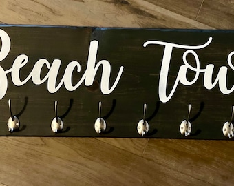 Charme costeiro: cabide de parede para toalha de praia cinza rústico pintado à mão personalizável com ganchos duplos