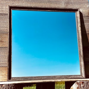 Großer quadratischer Barnwood Schminkspiegel|Bauernhaus Badezimmerspiegel|Rustikaler Wandspiegel|Benutzerdefinierter Spiegel|Barnwood Eintrag Spiegel|Bauernhaus Stil Spiegel