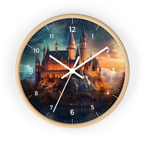 Puede incluir: Un reloj redondo de madera con una esfera blanca y marcadores de hora romanos negros. La esfera del reloj presenta una imagen colorida de un castillo con un cielo azul oscuro y un lago en primer plano. Las manecillas del reloj son blancas.