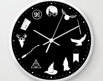 Schwarz Weiß • Zaubererwelt Wanduhr • Fantasy Magische Schuluhr • Zaubererwelt Nummerierte Wanduhr • Zauberer Schule Kunst Wand Dekor