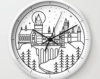 Winter in der Zauberschule Wanduhr • Magisches Schloss Wanduhr • Fantasy Zauberschule Schloss Wanduhr • Zaubererwelt Kunst Wanddekor