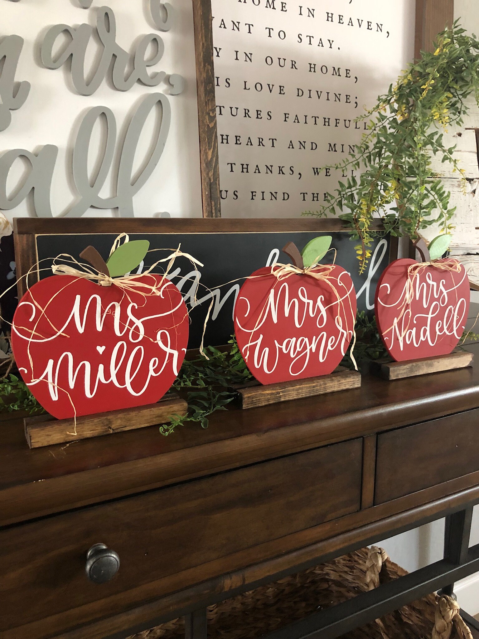 Apple sign, teacher gift, personalized teacher name sign, custom clas…