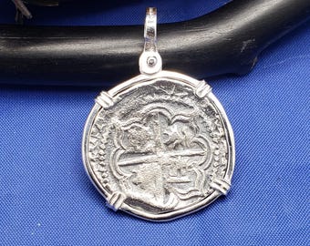 Réplica de doblón de moneda pirata con bisel de plata de ley y colgante de naufragio de Atocha con grillete