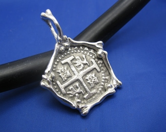 Colgante de moneda pirata de plata de ley: pieza de ocho, bisel esquelético