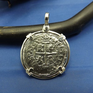 Shipwreck &quot;4 Reale&quot; Treasure Coin Reproduction Doubloon Pirate Coin Unique Piece of 8 Pendant