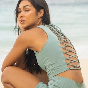 Top de yoga cruzado con espalda descubierta, top bohemio de cuello alto para mujer, ideal para athleisure.