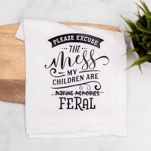 Please Excuse the Mess My Children are Feral Funny kitchen towel for Mother's Day gift, flour sack tea towel, gift for mom 画像 1