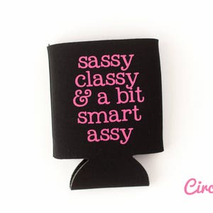 Sassy Classy & un peu chic Assy peut Hugger personnalisé bière/Soda peut refroidisseur pour collègue cadeau change, cadeau impertinent, ami smart-ass image 1