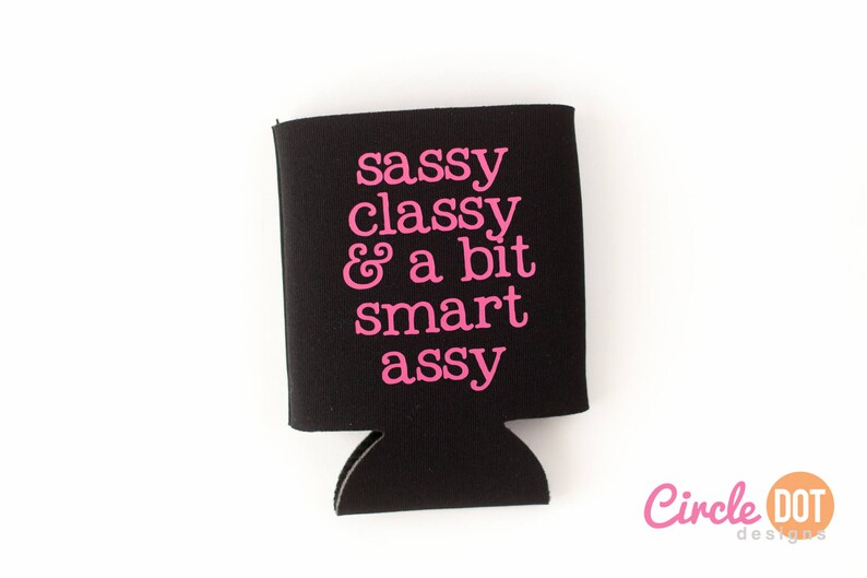 Sassy Classy & un peu chic Assy peut Hugger personnalisé bière/Soda peut refroidisseur pour collègue cadeau change, cadeau impertinent, ami smart-ass image 1