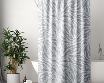 Cortina de ducha gris y blanca, moderna, de tela minimalista, ideal para baño de invitados.