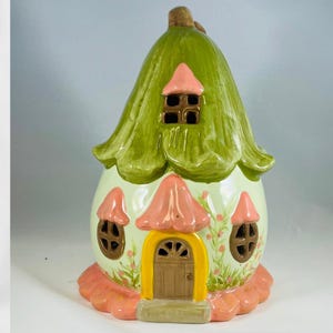 Maison de fée lumineuse peinte à la main avec fleurs de vigne