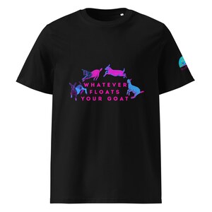 Peut inclure: Un t-shirt noir à manches courtes avec un motif représentant quatre chèvres bondissantes aux dégradés rose et bleu vifs. Le texte "WHATEVER FLOATS YOUR GOAT" est imprimé en lettres roses au centre. Un petit logo circulaire est visible sur la manche.