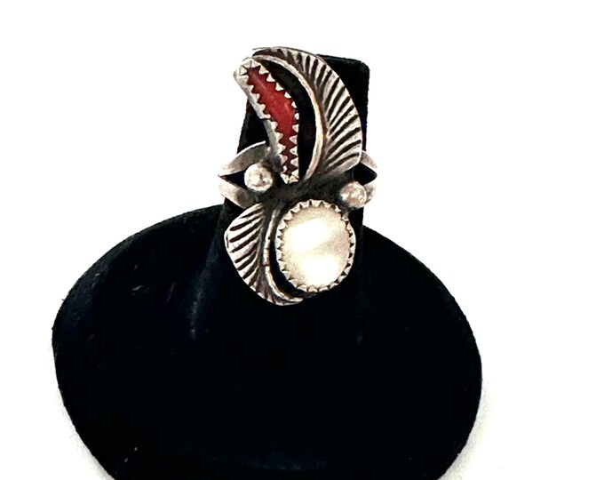 Size 5.25 Vintage Native American MOP & Coral Feather Ring/ Statement Ring (A195)