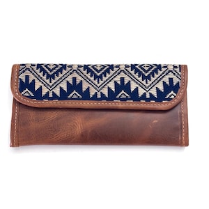 Dreifache Brieftasche aus guatemaltekischem Leder, gestickte Maya-Design-Brieftasche mit Scheckbuchschlitz