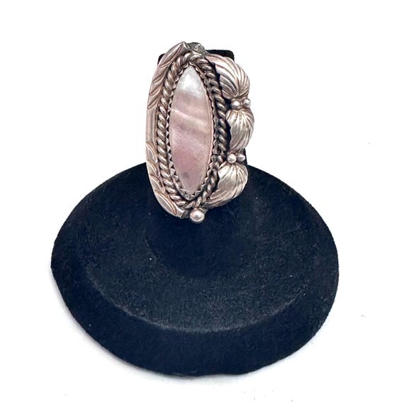 Sz 5.25 Vintage Navajo Native American Sterling Silver with Mother of Pearl Ring.