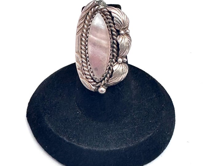 Sz 5.25 Vintage Navajo Native American Sterling Silver with Mother of Pearl Ring.