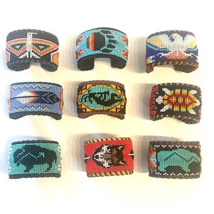 Unisex Lederarmband mit Perlen, breite Manschette / Perlenstickerei