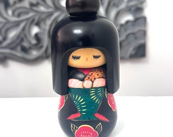 6'' vintage Kokeshi-pop / Japanse kunst/Japanse ambachten, zwarte kimono met bloemen
