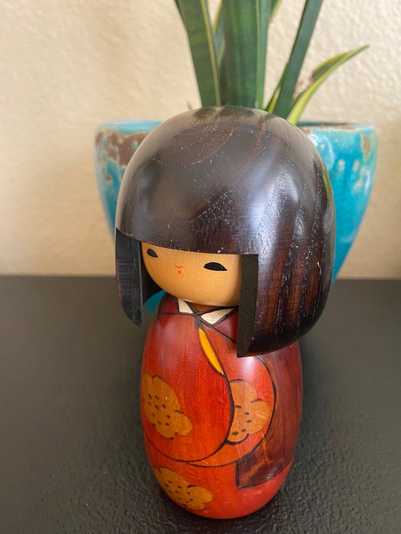 Bambola giapponese Kokeshi in legno, Kimono con motivo
