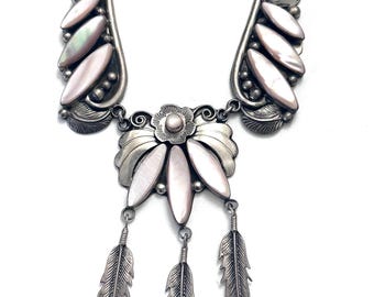 Collar con colgante de nácar y plata esterlina Navajo vintage de intrincado diseño (N033)