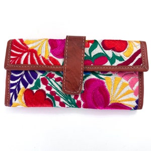 Billetera guatemalteca de tres pliegues con diseño maya bordado y ranura para chequera