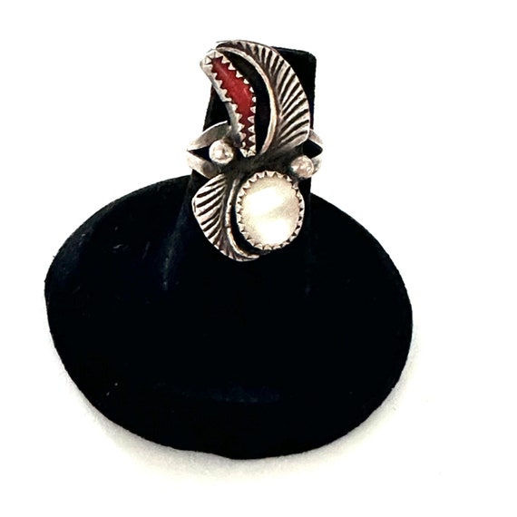 Size 5.25 Vintage Native American MOP & Coral Feather Ring/ Statement Ring (A195)