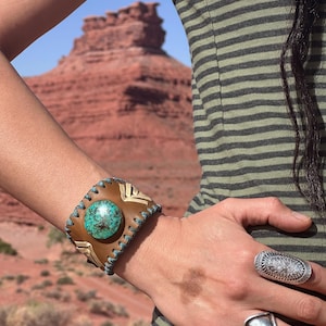 Verstellbare Ledermanschette mit Chrysokoll / Unisex Lederarmband, Ledermanschette