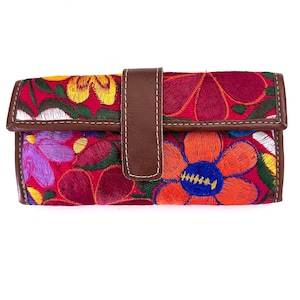 Billetera guatemalteca de tres pliegues con diseño maya bordado y ranura para chequera