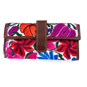 Billetera guatemalteca de tres pliegues con diseño maya bordado y ranura para chequera