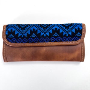 Billetera guatemalteca de tres pliegues con diseño maya bordado y ranura para chequera