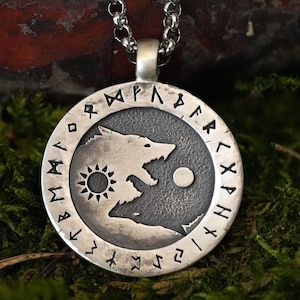 Viking Yin Yang Wolf-ketting Wolven Skoll en Hati jagen op evenwicht tussen zon en maan in het leven - Volledige set Futhark-runen - Algiz Tiwaz Fenrir