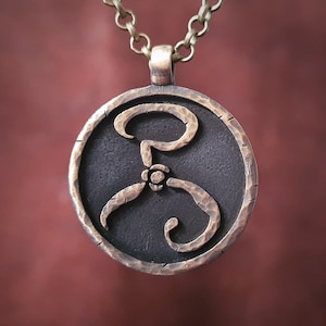Colgante de collar y amuleto de joyería con el símbolo amarillo de Cthulhu de H.P. Lovecraft, Hastur, rey de los mitos en amarillo, de latón y plata