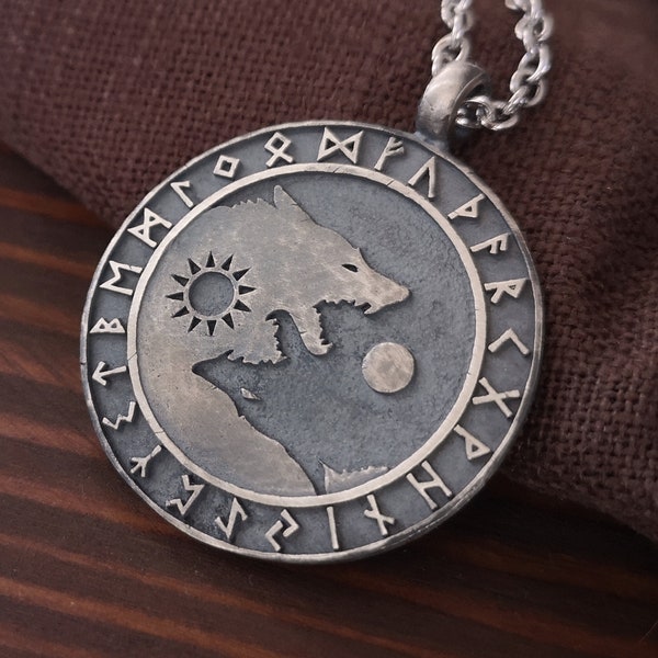 Collier d'inspiration celtique et viking avec des loups Skoll Hati chasing Sun and Moon - Équilibre dans la vie, pendentif meilleur ami de l'amitié