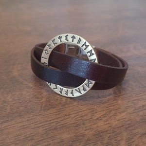 Vikingaläderarmband i runiskt Futhark-läder för män med rostfritt stålbeslag i blank finish bild 2