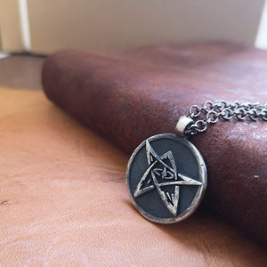 Mano martillada Lovecraft Elder Sign Cthulhu collar colgante amuleto joyería imagen 9